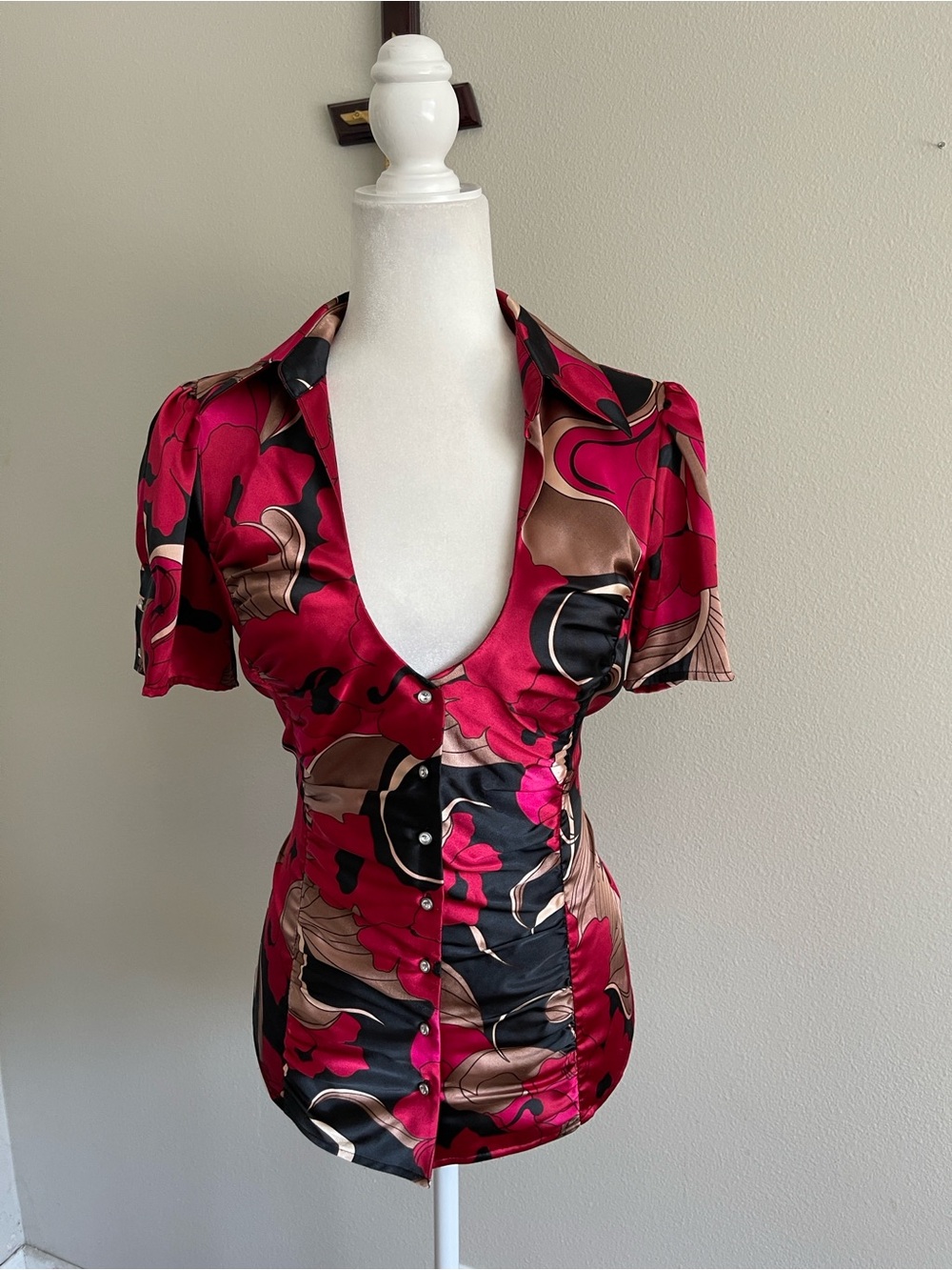 GUESS Satin Floral Button-Front Blouse in Red, Black & Tan